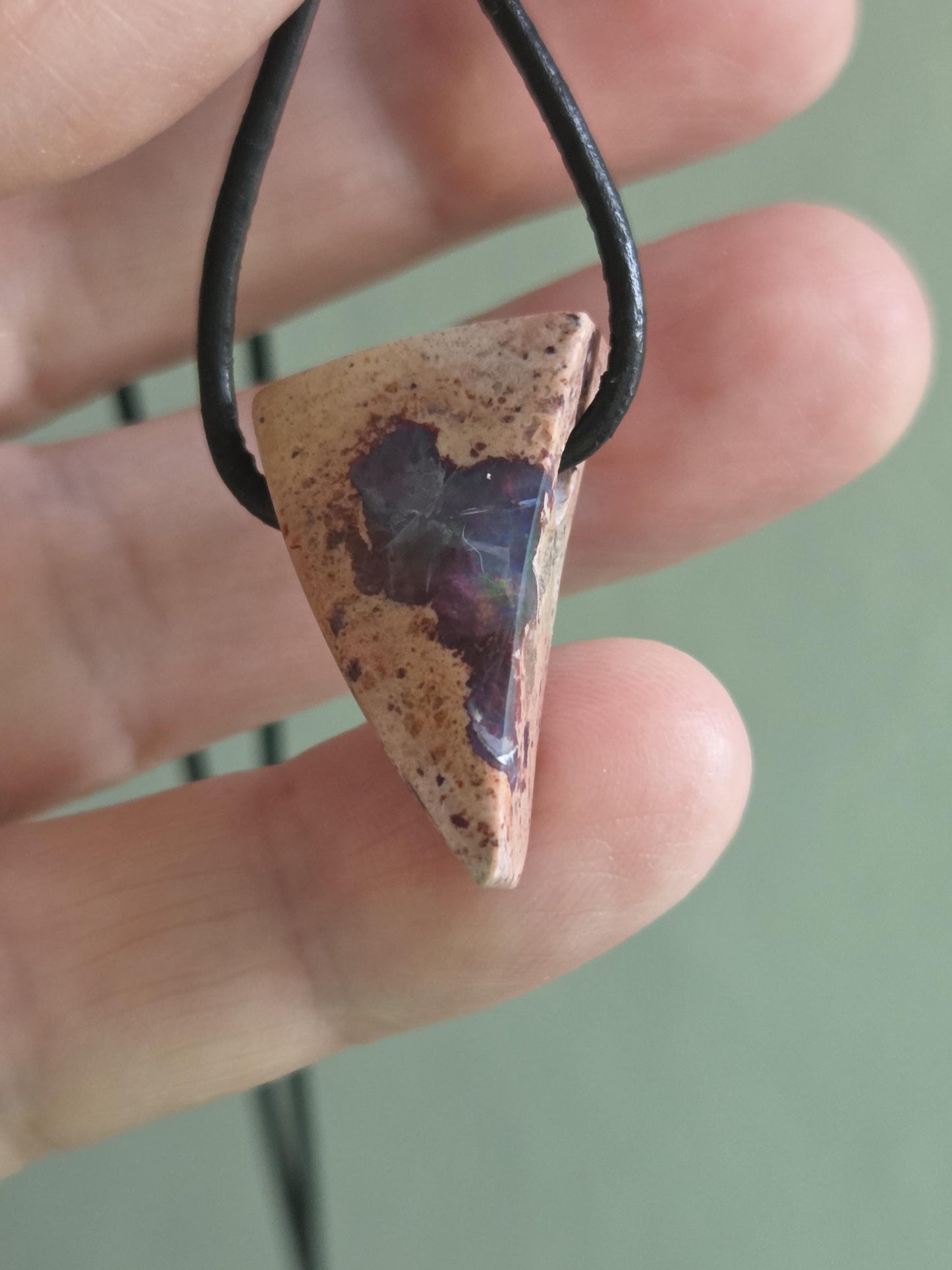 Mexikanischer Feueropal Anhänger, 26 x 16 x 9 mm, gebohrt, an verstellbarem Lederband