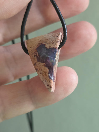 Mexikanischer Feueropal Anhänger, 26 x 16 x 9 mm, gebohrt, an verstellbarem Lederband