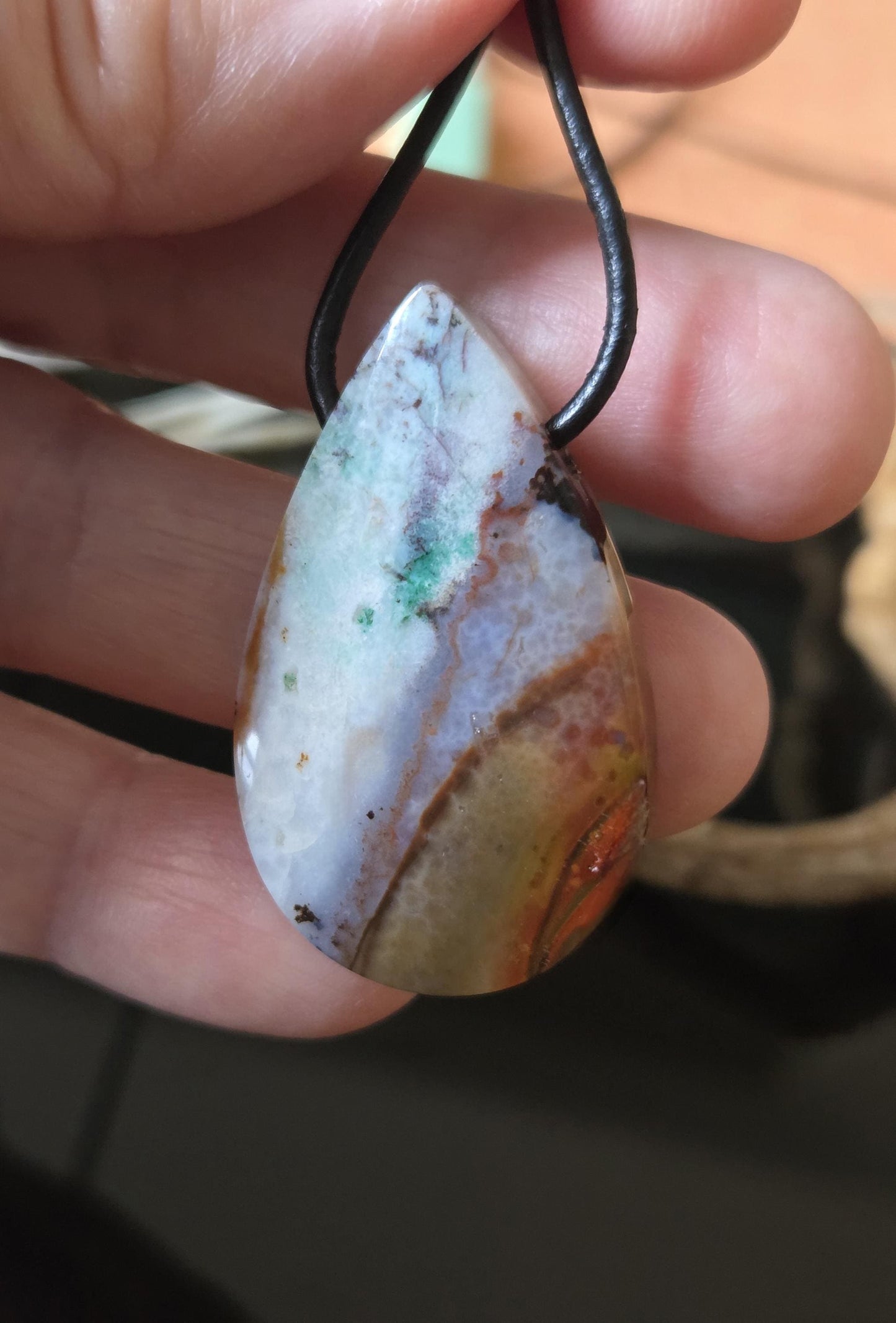 Rarität! Holzopal versteinertes opalisiertes Holz aus Indonesien, Anhänger, 39 x 24 x 8 mm, gebohrt, an verstellbarem Lederband