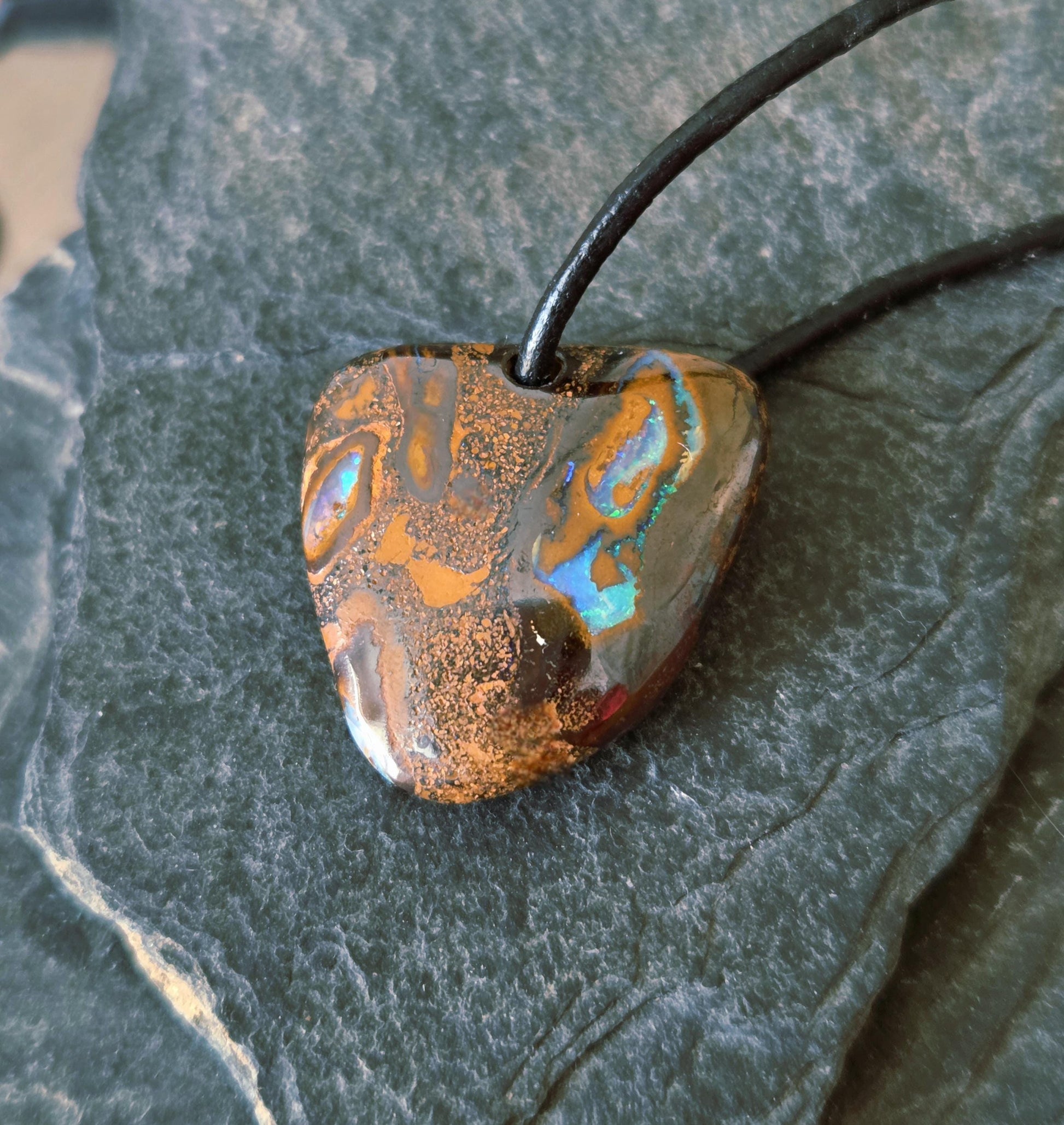 Boulder Opal, Boulderopal Anhänger, "Nature Art", 25 x 24 x 6 mm, gebohrt, an verstellbarem Lederband