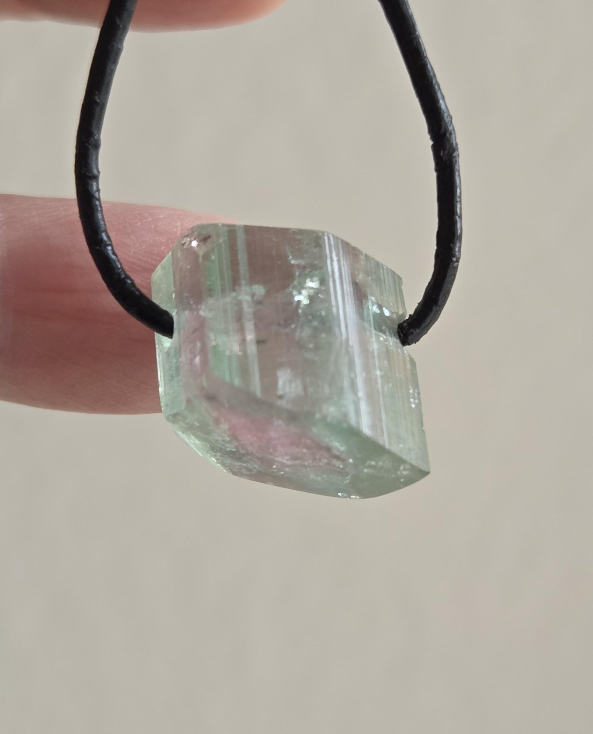 Wassermelonenturmalin Turmalin Bicolor Stäbchen Scheibe Rohstein, Anhänger, 14 x 17 x 15 mm, gebohrt, an verstellbarem Lederband.