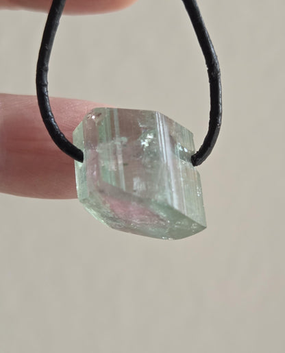 Wassermelonenturmalin Turmalin Bicolor Stäbchen Scheibe Rohstein, Anhänger, 14 x 17 x 15 mm, gebohrt, an verstellbarem Lederband.