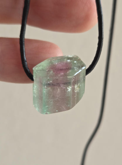 Wassermelonenturmalin Turmalin Bicolor Stäbchen Scheibe Rohstein, Anhänger, 14 x 17 x 15 mm, gebohrt, an verstellbarem Lederband.