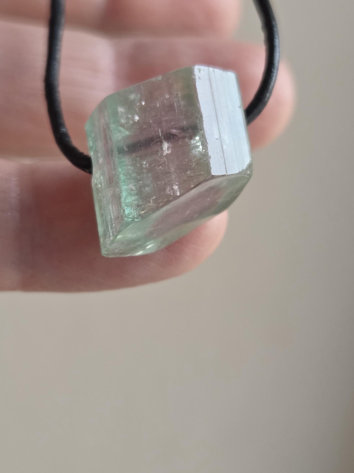 Wassermelonenturmalin Turmalin Bicolor Stäbchen Scheibe Rohstein, Anhänger, 14 x 17 x 15 mm, gebohrt, an verstellbarem Lederband.