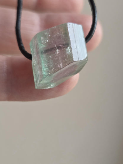 Wassermelonenturmalin Turmalin Bicolor Stäbchen Scheibe Rohstein, Anhänger, 14 x 17 x 15 mm, gebohrt, an verstellbarem Lederband.