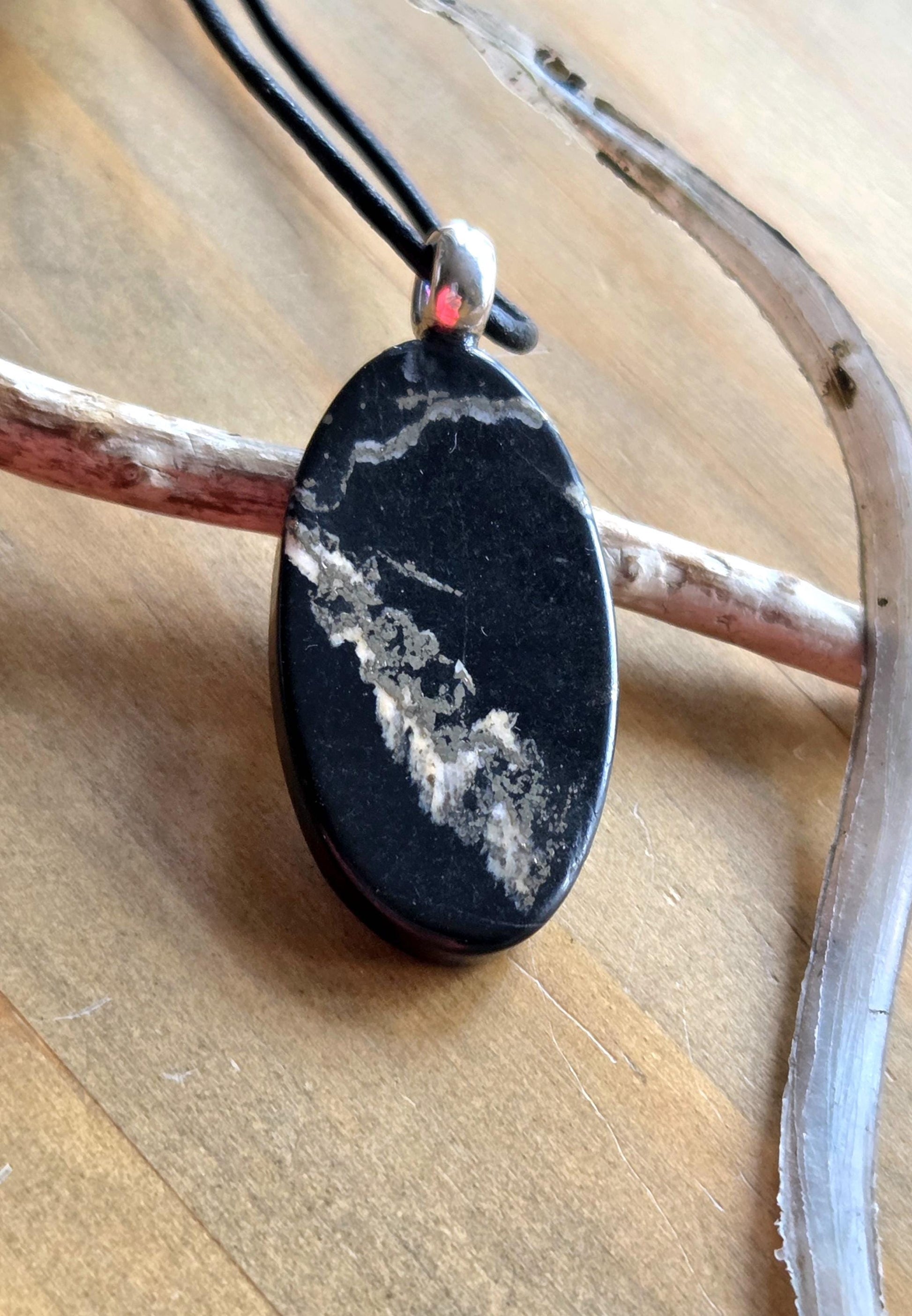 Pyrit in Shungit Anhänger, 45 x 20 x 8 mm, an 925er Silberöse, an verstellbarem Lederband