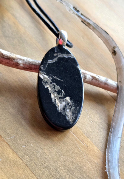 Pyrit in Shungit Anhänger, 45 x 20 x 8 mm, an 925er Silberöse, an verstellbarem Lederband