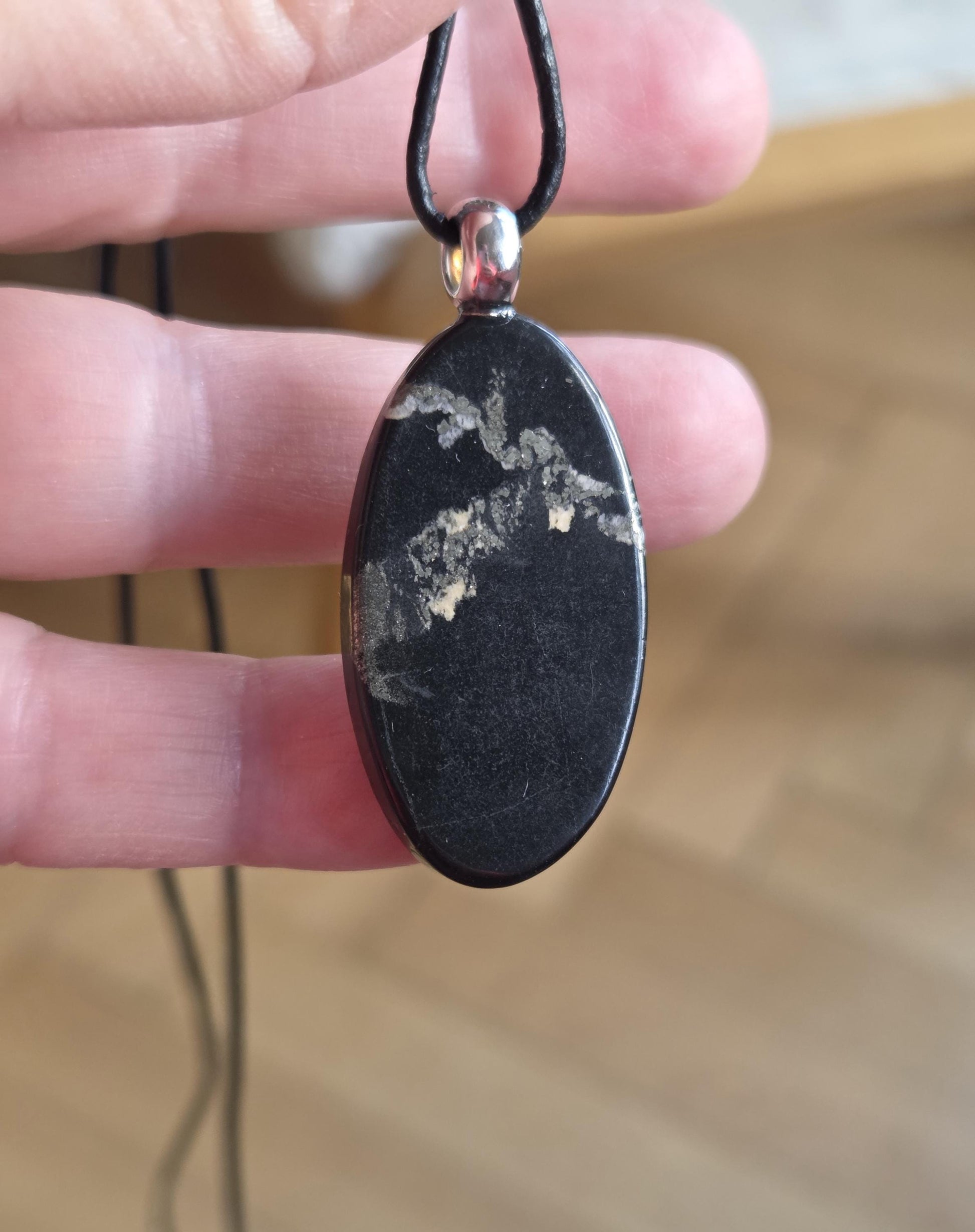 Pyrit in Shungit Anhänger, 45 x 20 x 8 mm, an 925er Silberöse, an verstellbarem Lederband