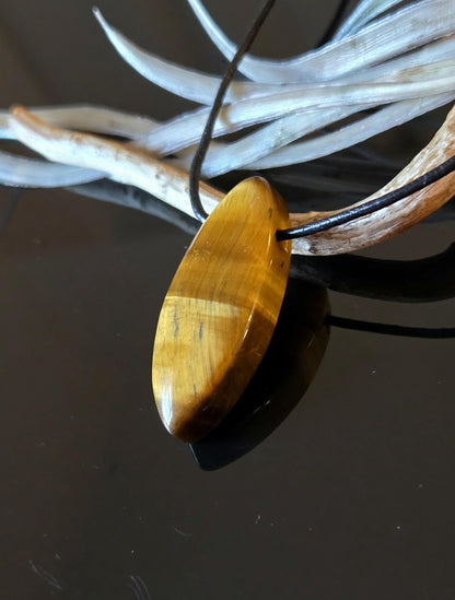 Magisches Tigerauge, Anhänger Navette förmig, 40 x 17 x 10 mm, gebohrt, an verstellbarem Lederband