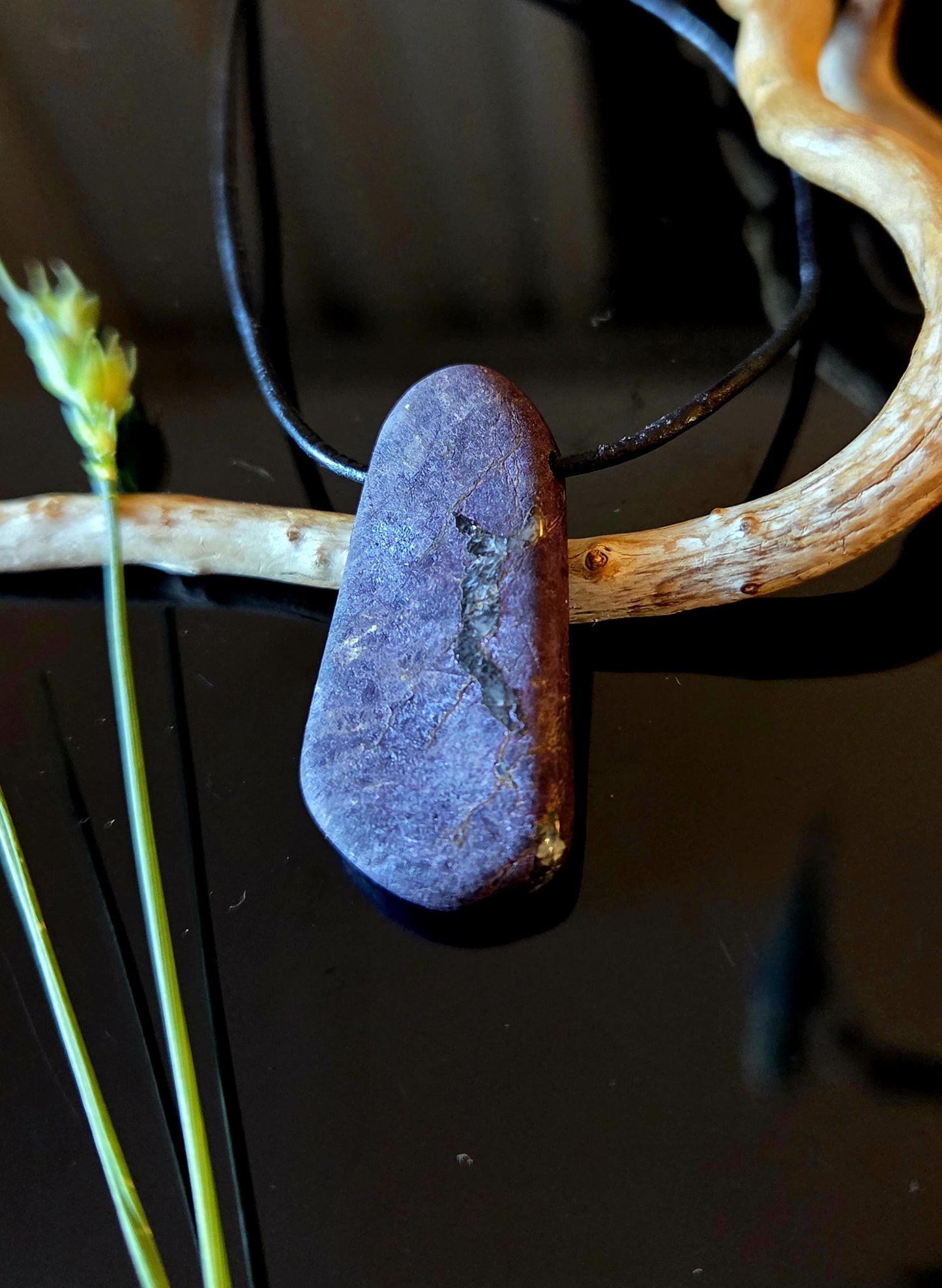 Außergewöhnlicher kraftvoller Purpurit Anhänger, 39 x 17 x 6 mm, gebohrt, an verstellbarem Lederband