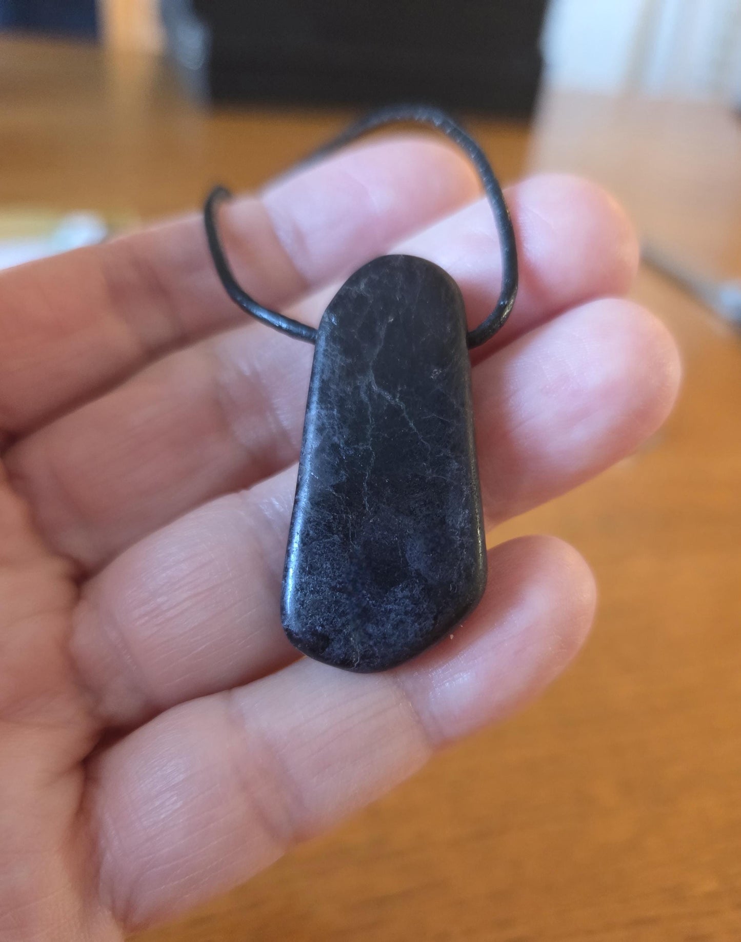 Außergewöhnlicher kraftvoller Purpurit Anhänger, 39 x 17 x 6 mm, gebohrt, an verstellbarem Lederband