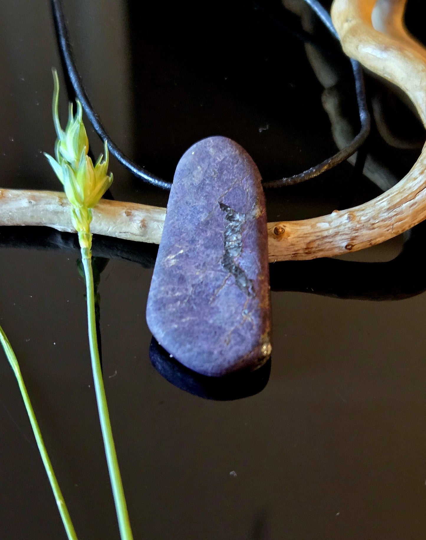 Außergewöhnlicher kraftvoller Purpurit Anhänger, 39 x 17 x 6 mm, gebohrt, an verstellbarem Lederband