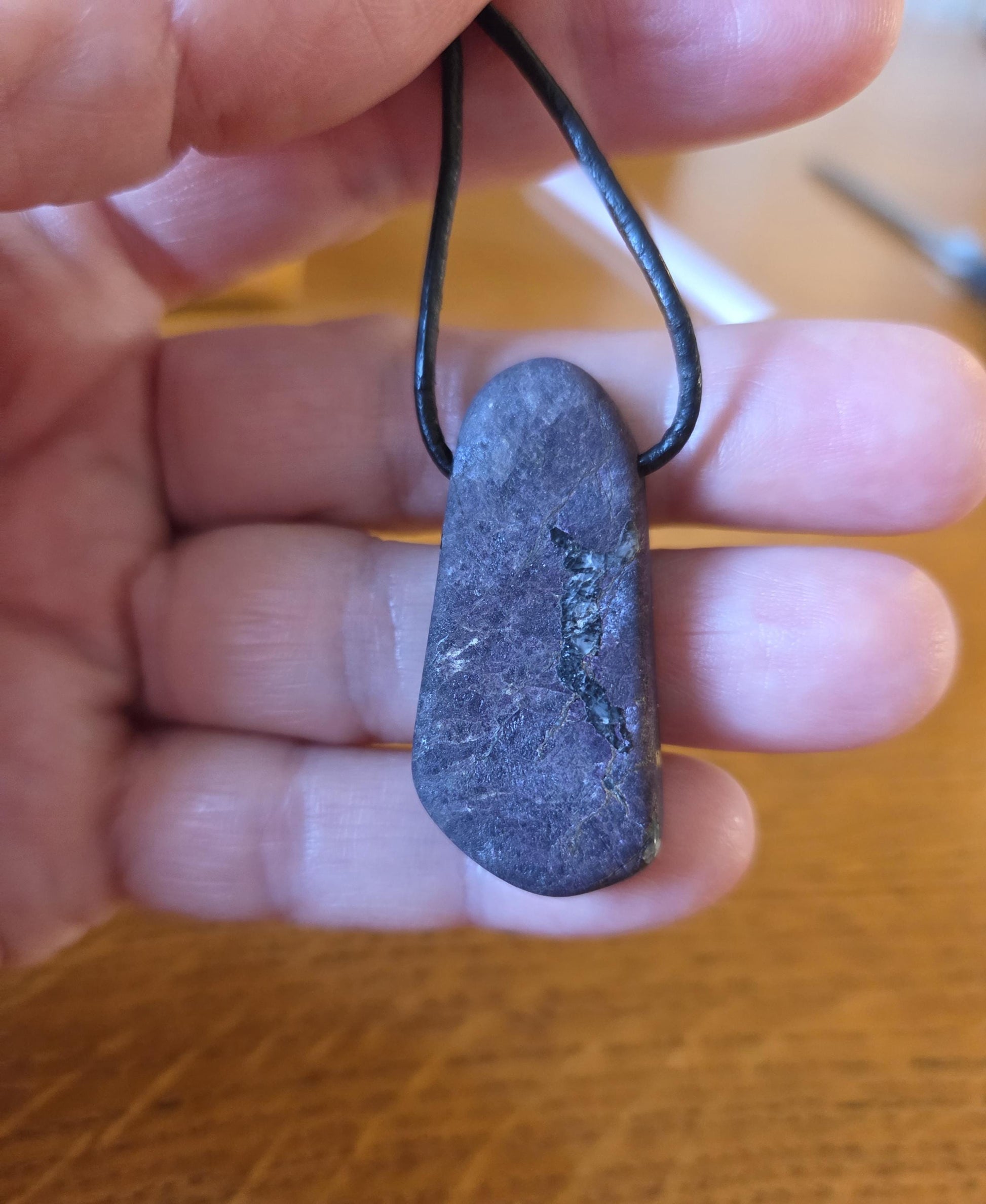 Außergewöhnlicher kraftvoller Purpurit Anhänger, 39 x 17 x 6 mm, gebohrt, an verstellbarem Lederband