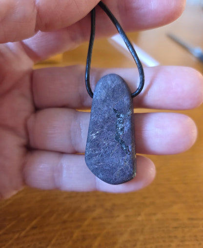 Außergewöhnlicher kraftvoller Purpurit Anhänger, 39 x 17 x 6 mm, gebohrt, an verstellbarem Lederband