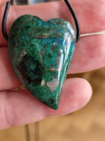 Azurit Malachit in Chalcedon Herz förmig, Anhänger, 39 x 26 x 9 mm, gebohrt, an verstellbarem Lederband