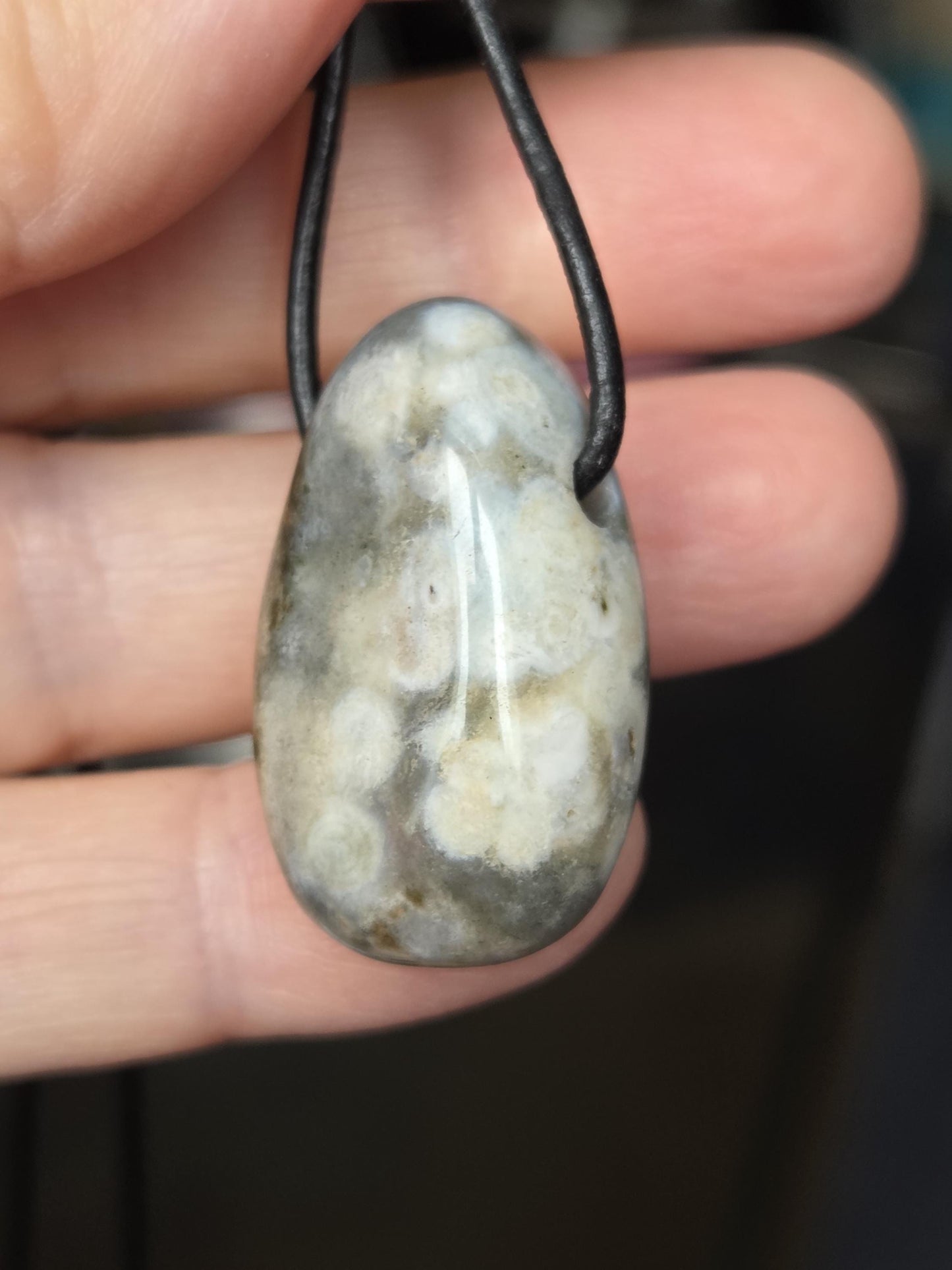 Ozean Jaspis, Ocean Jasper, Ozeanjaspis Anhänger, 33 x 18 x 11 mm, gebohrt, an verstellbarem Lederband