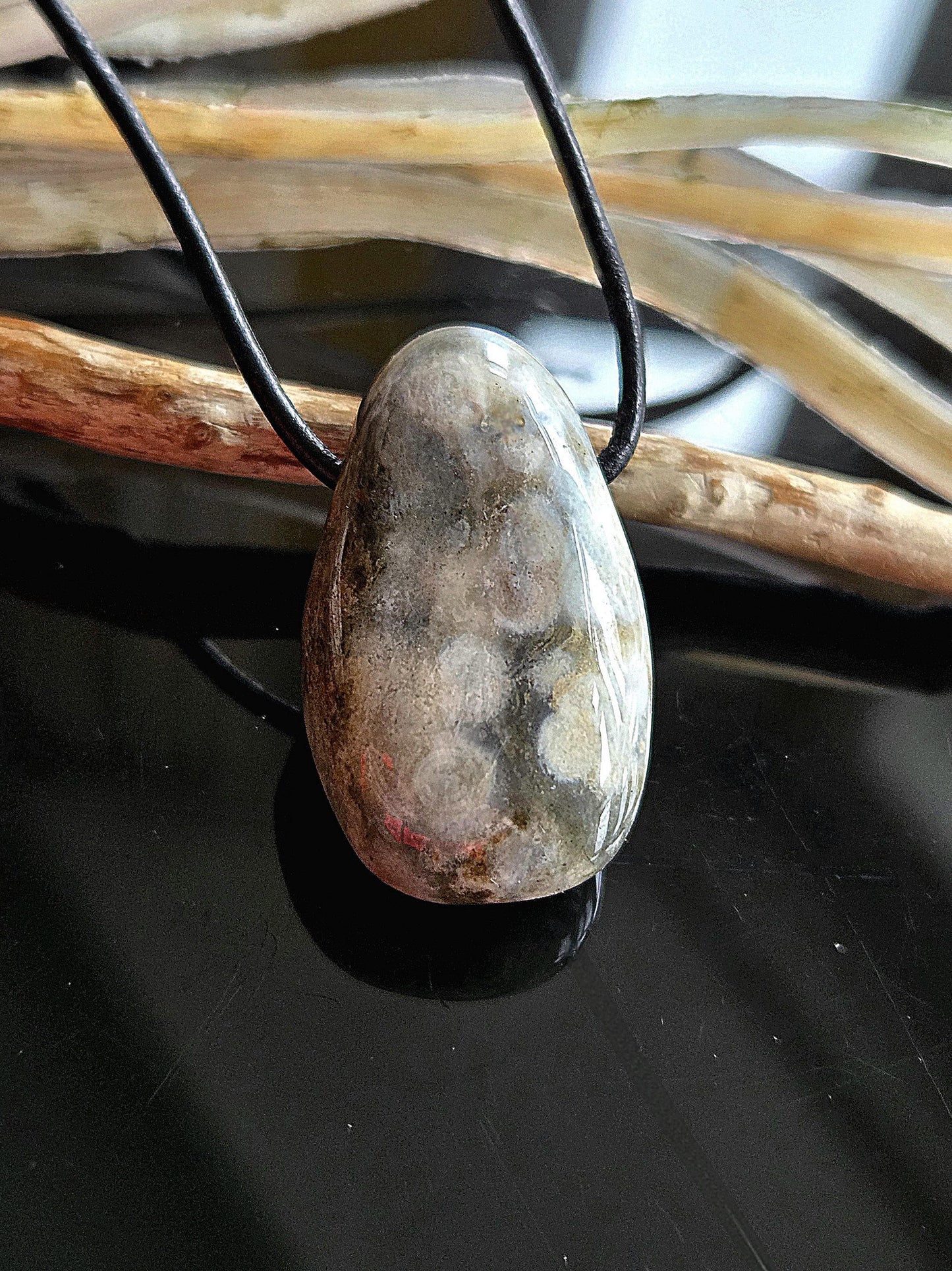 Ozean Jaspis, Ocean Jasper, Ozeanjaspis Anhänger, 33 x 18 x 11 mm, gebohrt, an verstellbarem Lederband