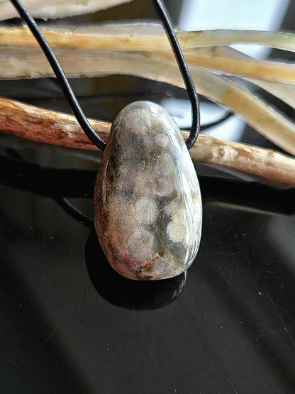 Ozean Jaspis, Ocean Jasper, Ozeanjaspis Anhänger, 33 x 18 x 11 mm, gebohrt, an verstellbarem Lederband