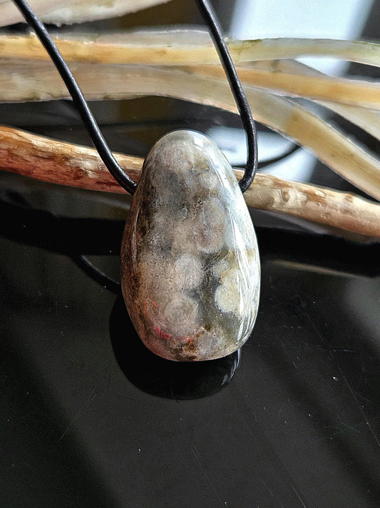 Ozean Jaspis, Ocean Jasper, Ozeanjaspis Anhänger, 33 x 18 x 11 mm, gebohrt, an verstellbarem Lederband