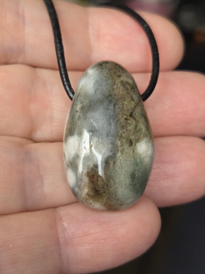 Ozean Jaspis, Ocean Jasper, Ozeanjaspis Anhänger, 33 x 18 x 11 mm, gebohrt, an verstellbarem Lederband