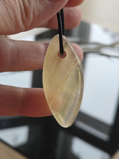 Fluorit gelb Anhänger Navette förmig Regenbogenfluorit, Feenstein, 46 x 21 x 9 mm, gebohrt, an verstellbarem Lederband