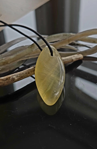 Fluorit gelb Anhänger Navette förmig Regenbogenfluorit, Feenstein, 46 x 21 x 9 mm, gebohrt, an verstellbarem Lederband