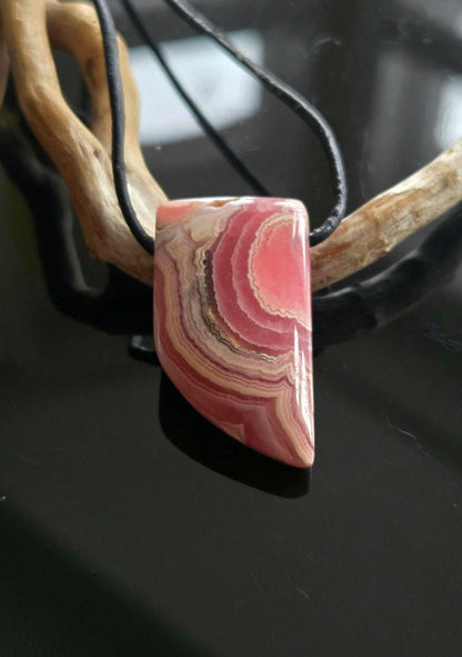 Traumhaft gezeichneter Rhodochrosit Anhänger, 33 x 18 x 8 mm, gebohrt, an verstellbarem Lederband