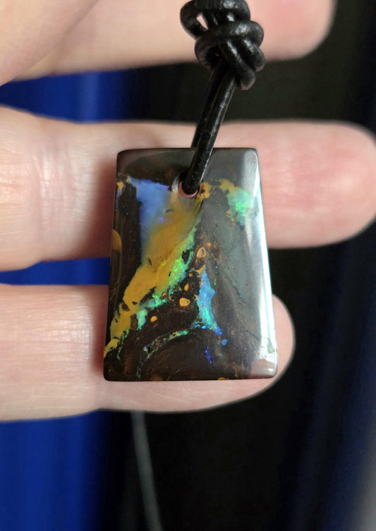 Boulder Opal, Boulderopal Anhänger, "Passion", 25 x 18 x 4 mm, gebohrt, an verstellbarem Lederband, beidseitig tragbar