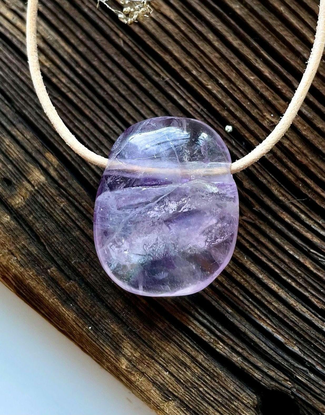 Fluorit weiß, lila, blau, Anhänger, 27 x 21 x 9 mm, gebohrt, am Lederband, Regenbogenfluorit, Feenstein