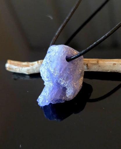 Großer, wilder, kraftvoller Tansanit, Tanzanit Rohstein Kristall Anhänger, 30 x 18 x 18 mm, gebohrt an verstellbarem Lederband