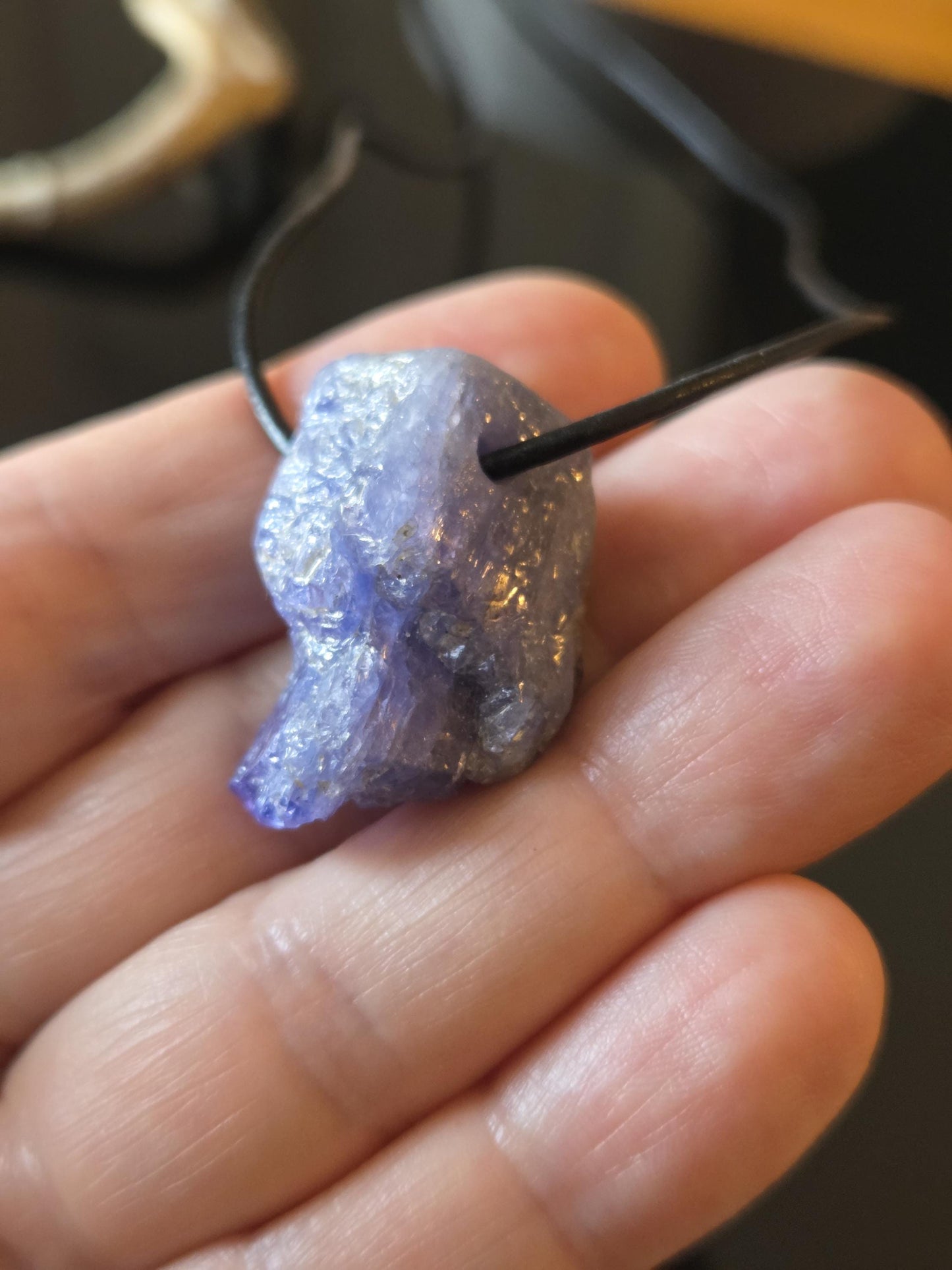 Großer, wilder, kraftvoller Tansanit, Tanzanit Rohstein Kristall Anhänger, 30 x 18 x 18 mm, gebohrt an verstellbarem Lederband