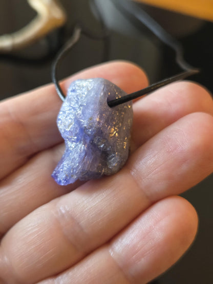 Großer, wilder, kraftvoller Tansanit, Tanzanit Rohstein Kristall Anhänger, 30 x 18 x 18 mm, gebohrt an verstellbarem Lederband