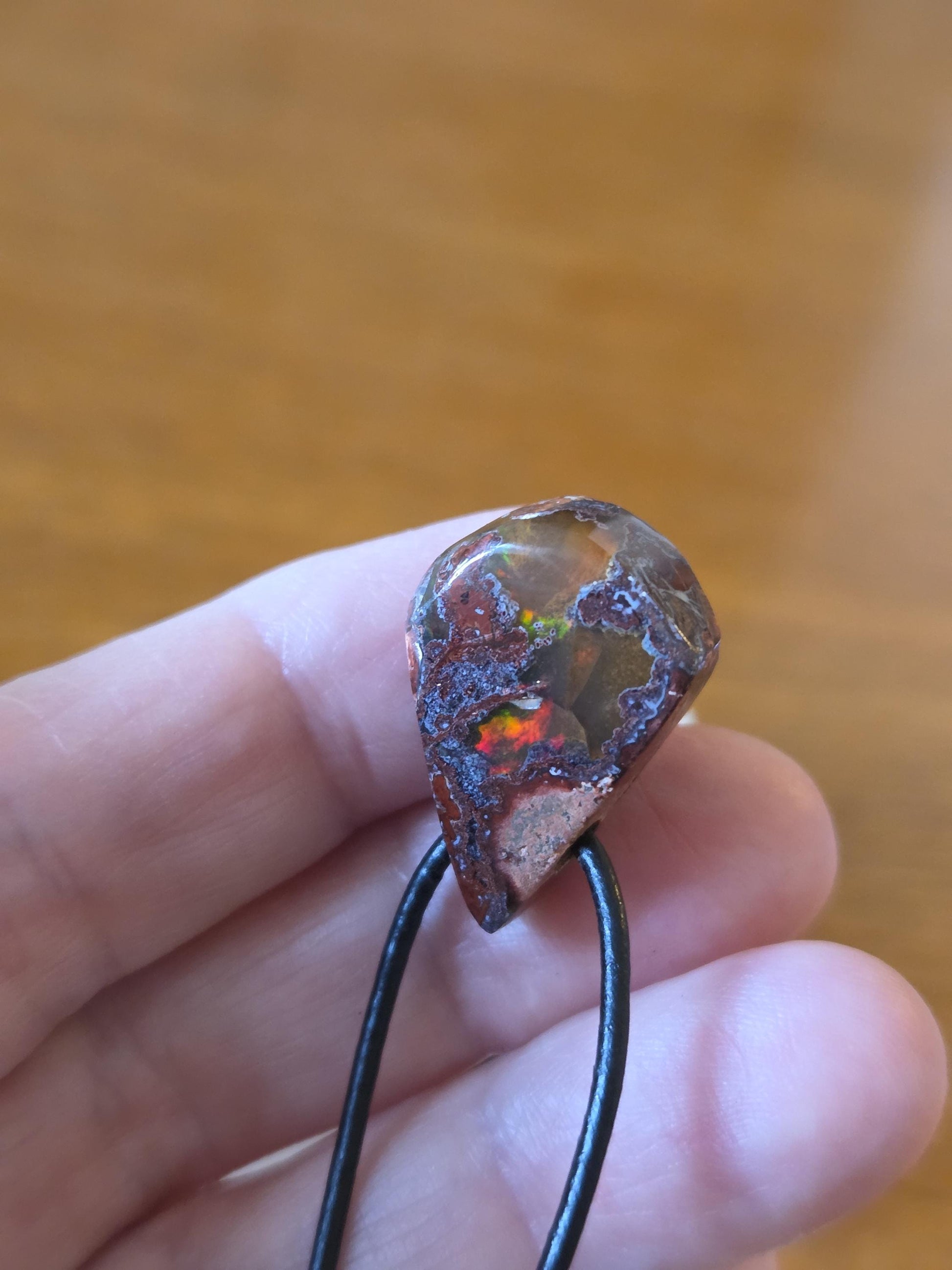 Geheimnisvoller mexikanischer Feueropal Anhänger, 24 x 17 x 8 mm, gebohrt, an verstellbarem Lederband