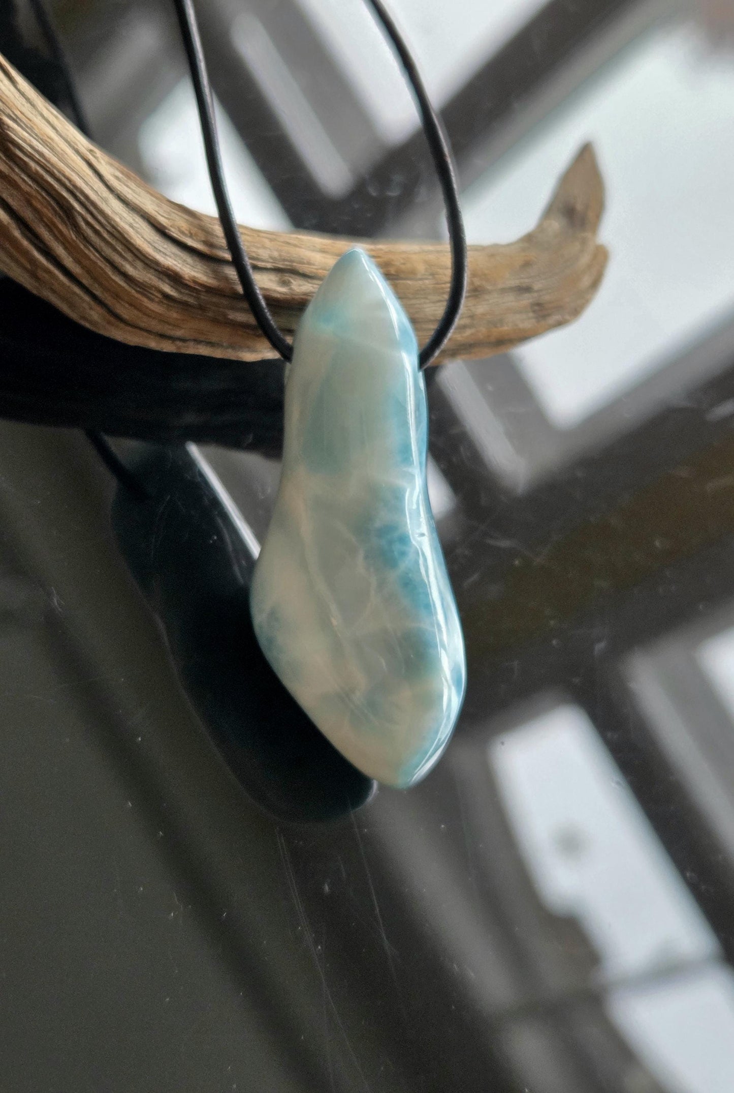 Traumhafter sehr großer Larimar Anhänger, Atlantis Stein, 55 x 20 x 14 mm, gebohrt, an verstellbarem Lederband