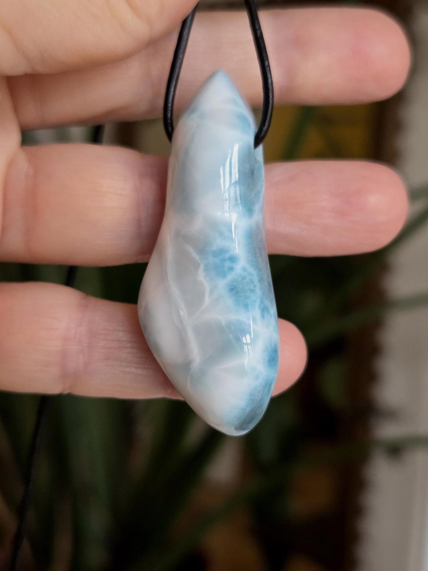 Traumhafter sehr großer Larimar Anhänger, Atlantis Stein, 55 x 20 x 14 mm, gebohrt, an verstellbarem Lederband