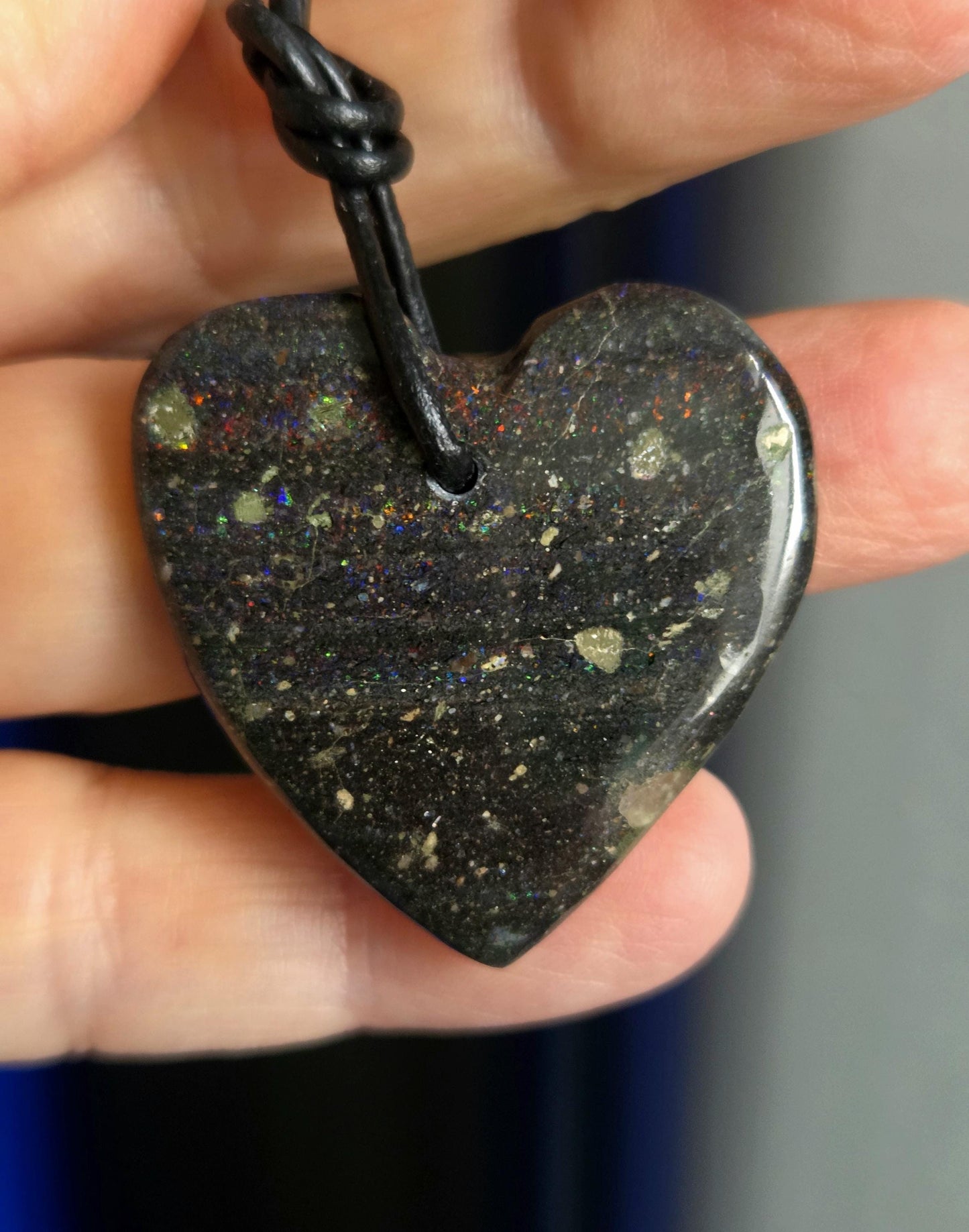 Honduras Opal Schwarzopal, schwarzer Opal, Anhänger herzförmig, 35 x 35 x 7 mm, gebohrt, an verstellbarem Lederband