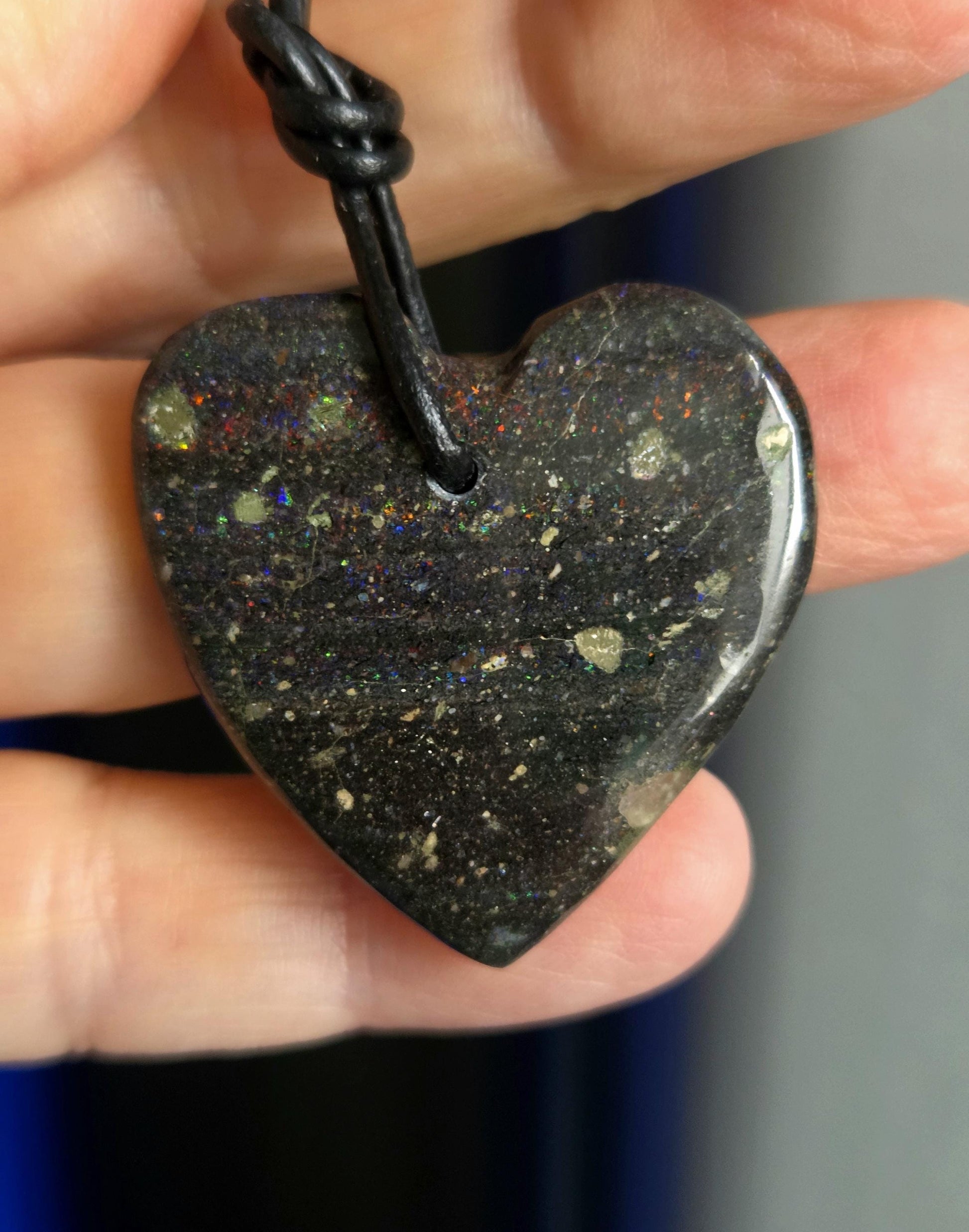 Honduras Opal Schwarzopal, schwarzer Opal, Anhänger herzförmig, 35 x 35 x 7 mm, gebohrt, an verstellbarem Lederband