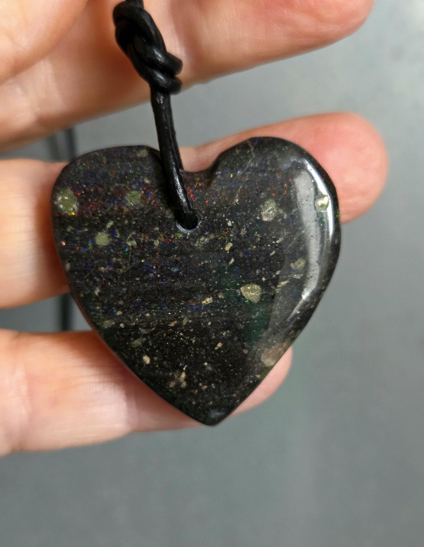 Honduras Opal Schwarzopal, schwarzer Opal, Anhänger herzförmig, 35 x 35 x 7 mm, gebohrt, an verstellbarem Lederband