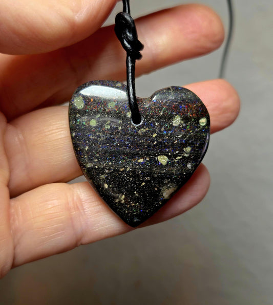 Honduras Opal Schwarzopal, schwarzer Opal, Anhänger herzförmig, 35 x 35 x 7 mm, gebohrt, an verstellbarem Lederband