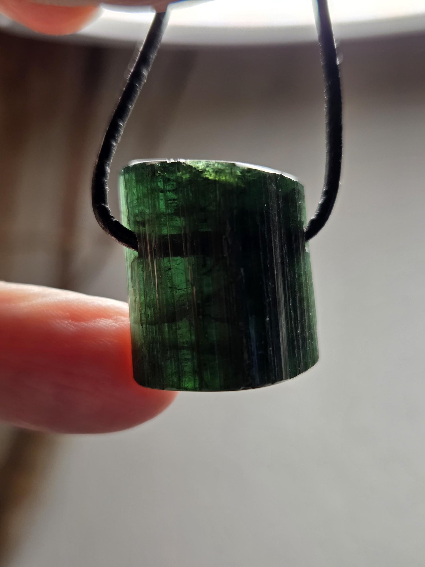 Dunkler Verdelith grüner Turmalin Rohstein Stäbchen waldgrün flaschengrün Anhänger, 22 x 19 x 10 mm, gebohrt, an verstellbarem Lederband