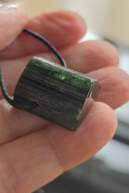 Dunkler Verdelith grüner Turmalin Rohstein Stäbchen waldgrün flaschengrün Anhänger, 22 x 19 x 10 mm, gebohrt, an verstellbarem Lederband