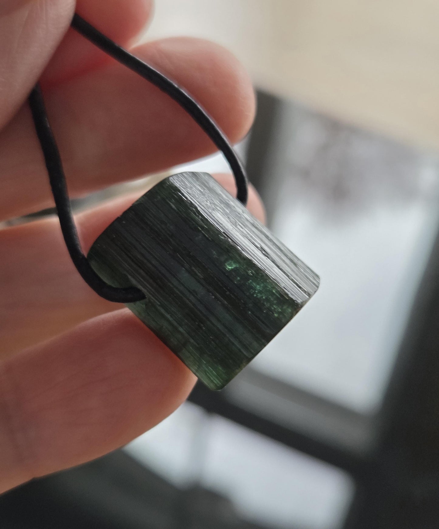 Dunkler Verdelith grüner Turmalin Rohstein Stäbchen waldgrün flaschengrün Anhänger, 22 x 19 x 10 mm, gebohrt, an verstellbarem Lederband