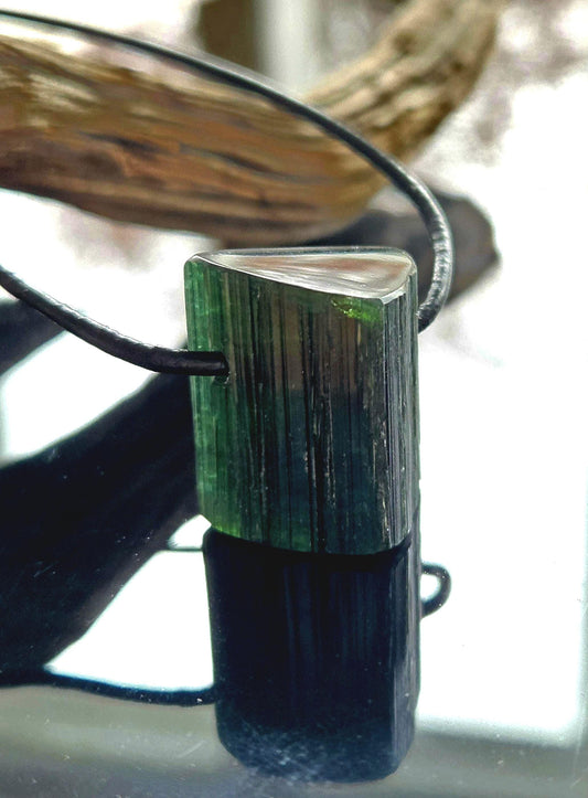 Dunkler Verdelith grüner Turmalin Rohstein Stäbchen waldgrün flaschengrün Anhänger, 22 x 19 x 10 mm, gebohrt, an verstellbarem Lederband