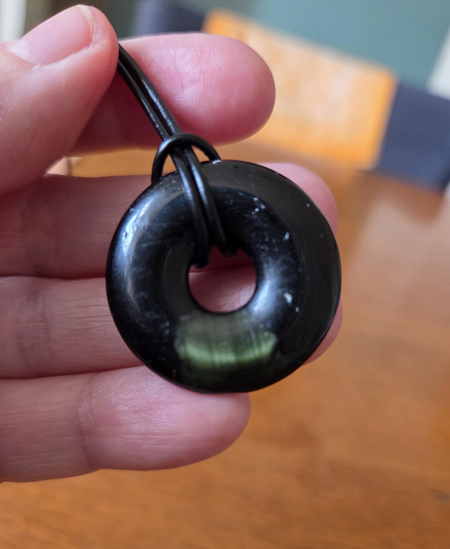 Schwarzer Turmalin mit grünem Turmalin Verdelit mit Katzenaugenefekt Schörl, Donut Anhänger 30 x 7 mm, an verstellbarem Lederband