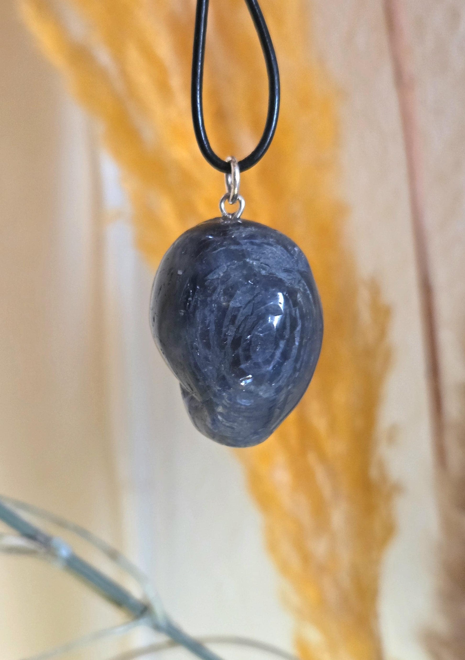 Wassersaphir Iolith Herz Anhänger, 25 x 21 x 10 mm, gebohrt, an verstellbarem Lederband