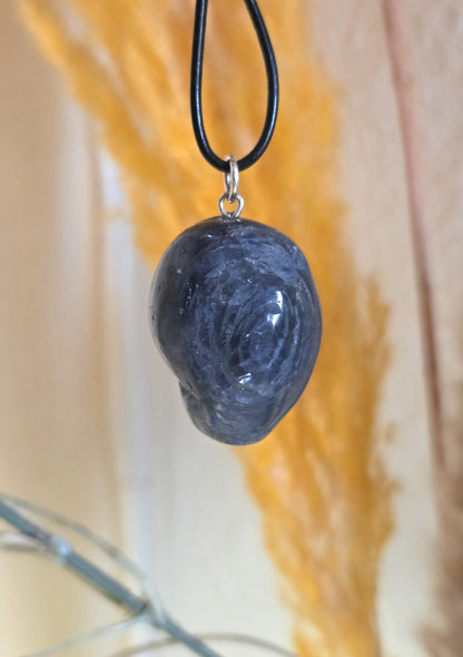 Wassersaphir Iolith Herz Anhänger, 25 x 21 x 10 mm, gebohrt, an verstellbarem Lederband