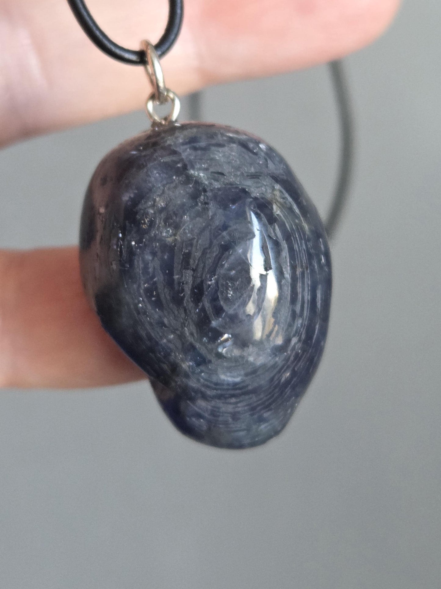 Wassersaphir Iolith Herz Anhänger, 25 x 21 x 10 mm, gebohrt, an verstellbarem Lederband