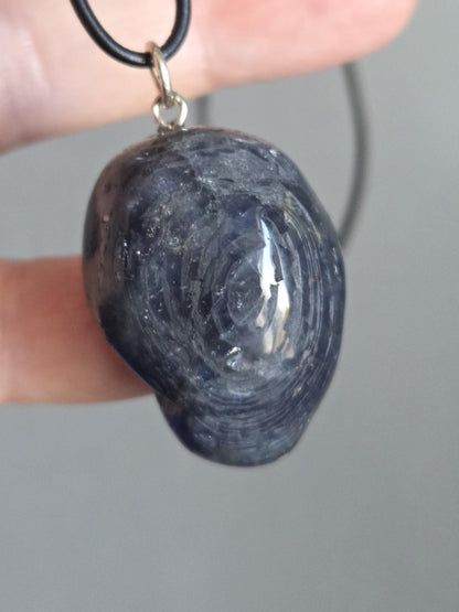 Wassersaphir Iolith Herz Anhänger, 25 x 21 x 10 mm, gebohrt, an verstellbarem Lederband