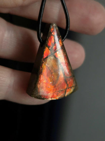 Seltener Ammolith Opal Anhänger aus Alberta Kanada, 33 x 21 x 8 mm, gebohrt, an verstellbarem Lederband, Ammolit, Ammonit