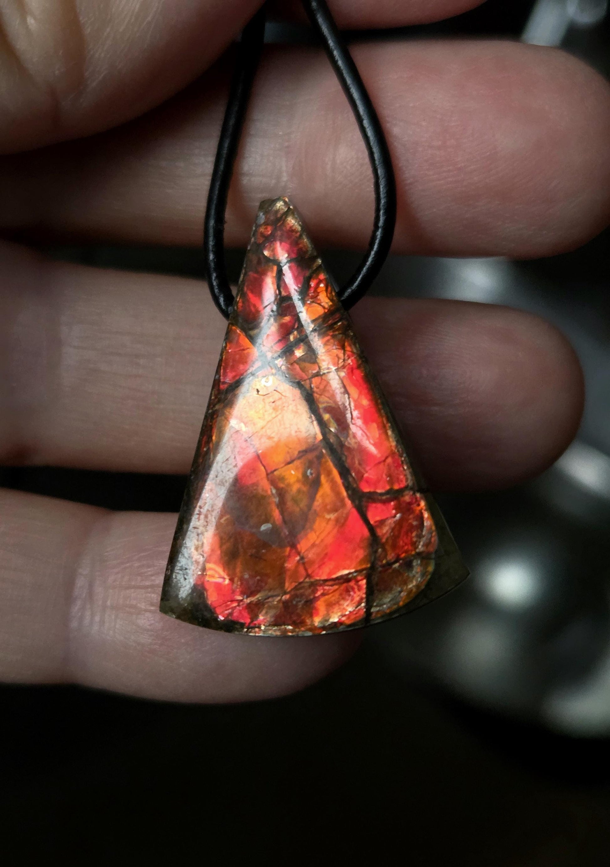 Seltener Ammolith Opal Anhänger aus Alberta Kanada, 33 x 21 x 8 mm, gebohrt, an verstellbarem Lederband, Ammolit, Ammonit